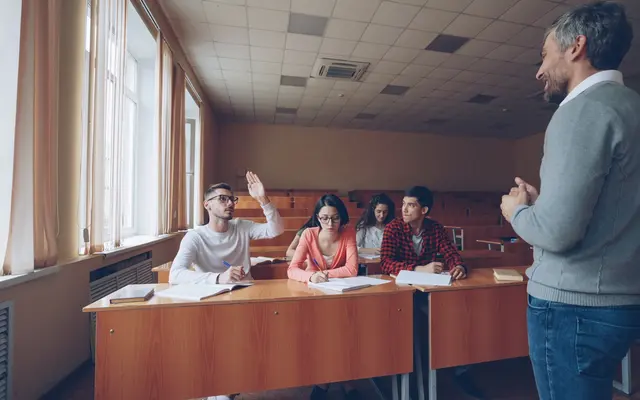 Grupo participando en una sesión educativa
