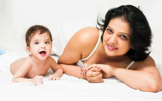 Madre junto a su bebé en casa