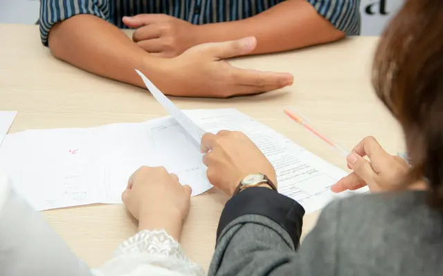 Personas revisando documentos y opciones de cobertura