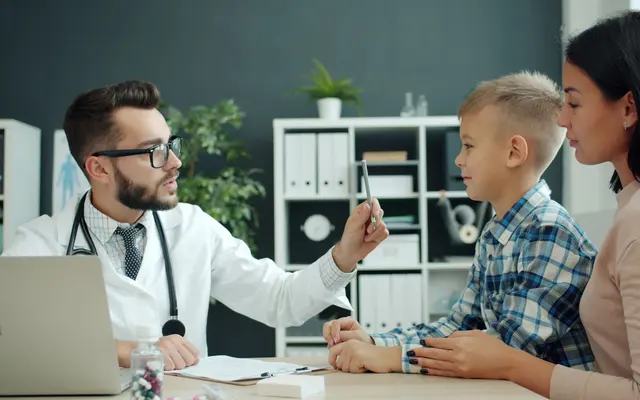 Madre y su hijo conversando con un profesional de salud