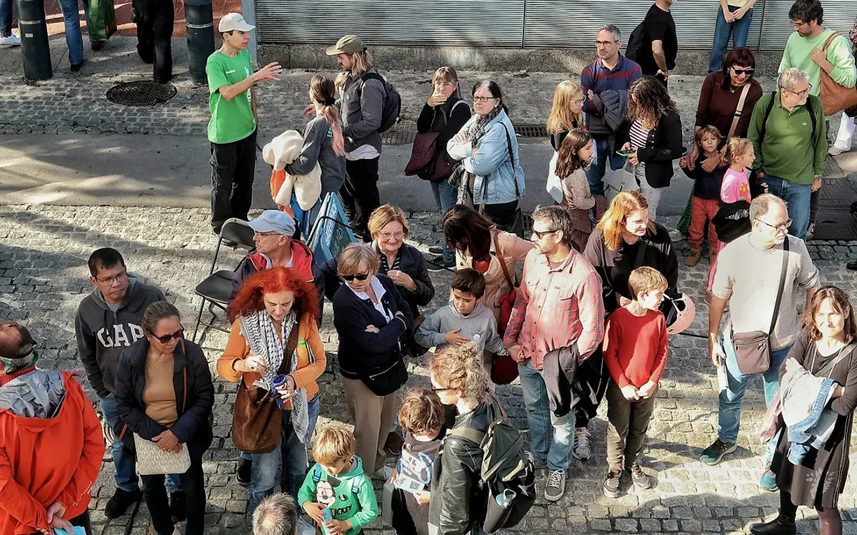 Personas de distintas edades reunidas durante una actividad comunitaria